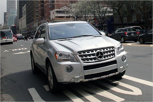 Unterwegs in New York: Der Mercedes ML 450 Hybrid fällt durch eine leicht erhöhte Motorhaube auf