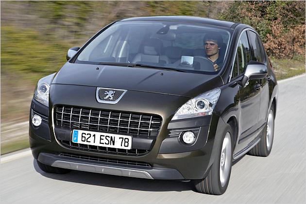 Die höheren Versionen des 3008 bieten viel Chrom und Aluminium, darunter auch eine Unterfahrschutz-Attrappe