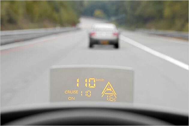 Das Head-up-Display zeigt Informationen auf einer handgroßen Plastikscheibe an