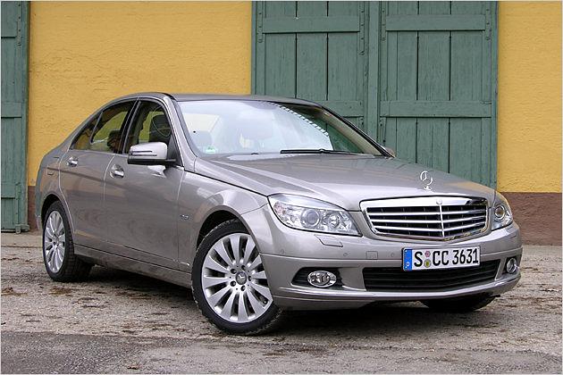 Bei der Elegance-Version steht der Stern oben auf der Haube wie eh und je
