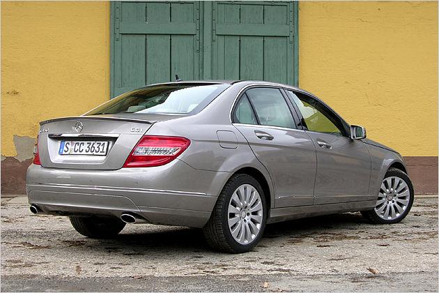 Obwohl der 350 CGI zu den stärksten C-Klasse-Motorisierungen gehört, passt das sportliche Outfit nicht ganz - schließlich ist das Auto ein Spritsparmodell