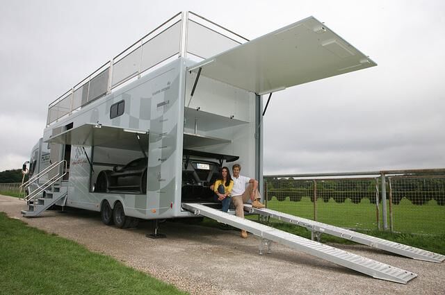Extravagant: Sportwagen unter dem Whirlpool  Foto: Presse 