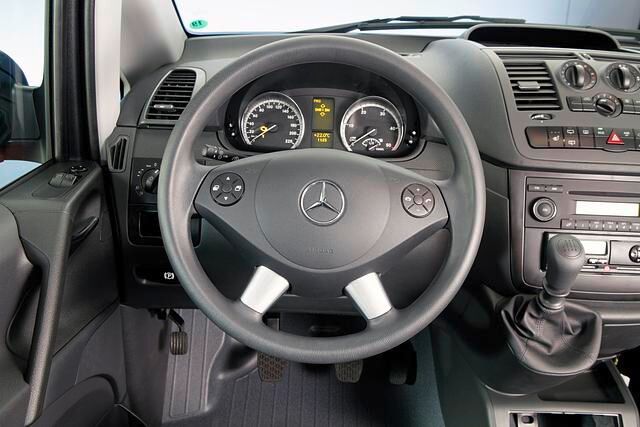 Das Cockpit ist nun ergonomischer gestaltet, Foto: Mercedes