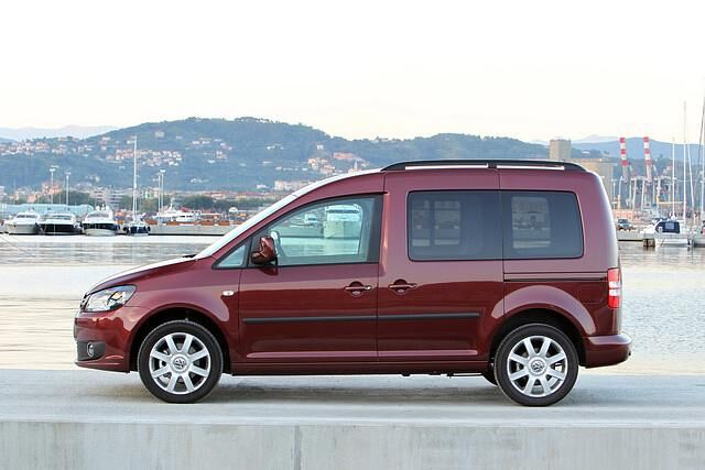 Zwei seitliche Schiebetüren erleichtern den Einstieg, Foto: VW