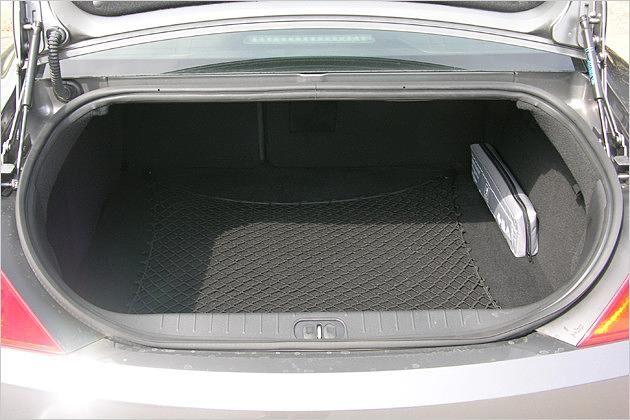 Im Normalzustand passen 400 Liter Gepäck in den Kofferraum des 407 Coupé