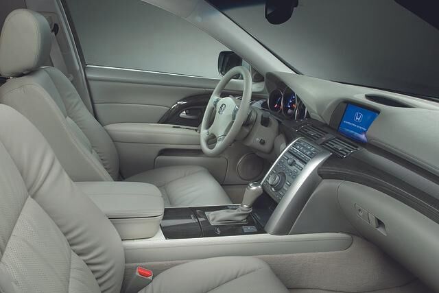 Auch das Legend-Interieur ist kühl ausgeführt