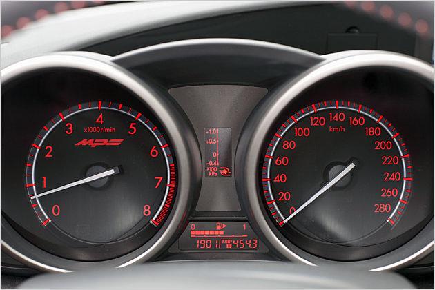 Instrumenten in Röhren mit MPS-Logo im Drehzahlmesser und einer Tachoskala bis 280 km/h