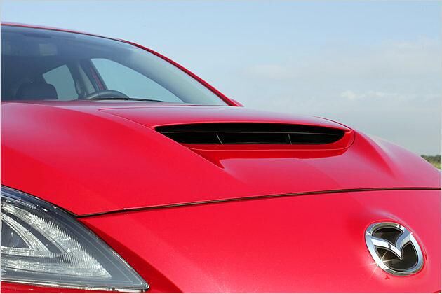 Der große Lufteinlass auf der Motorhaube sorgt für zusätzliche Kühlung des Turbo-Aggregats