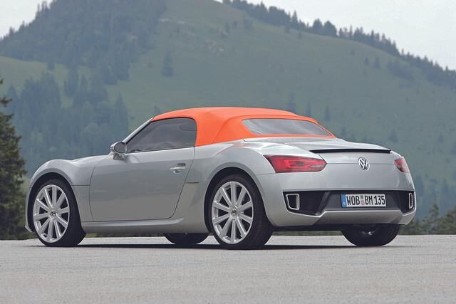 Heckansicht des VW BlueSport mit Mittelmotor