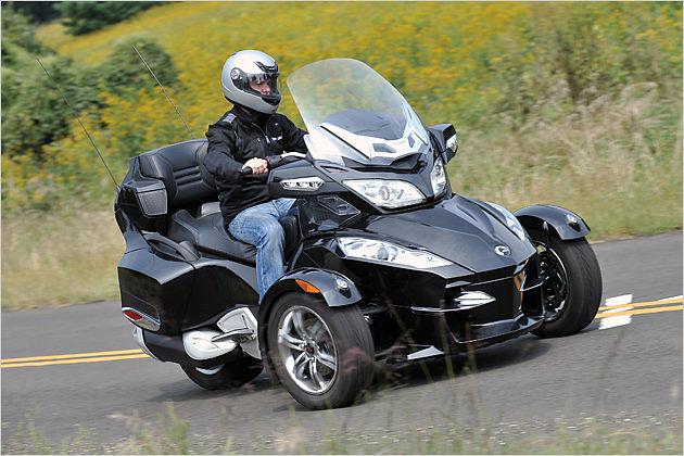 Als Antrieb dient ein Zweizylinder von Rotax mit 100 PS