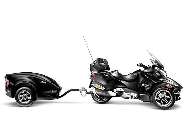 Für den Roadster RT wird auch ein Anhänger angeboten, der für Deutschland in dieser Variante aber nicht zulässig ist