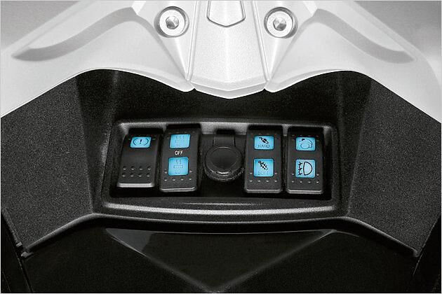 Über diese Schalter lassen sich unter anderem die elektronische Parkbremse und Fahrwerkseinstellungen steuern