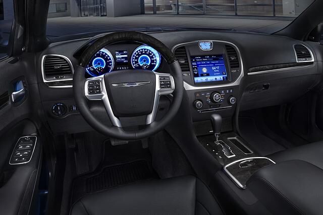 Das Interieur ist in technoides Blau getaucht