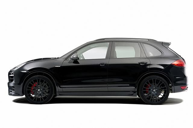 Durch die Seitenschweller und 23-Zoll-Räder wirkt der Cayenne bullig