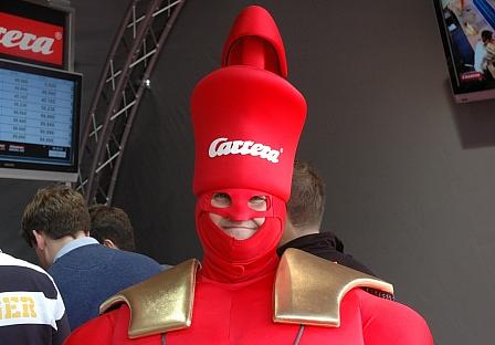 IAA skurril: Carrera-Maskottchen