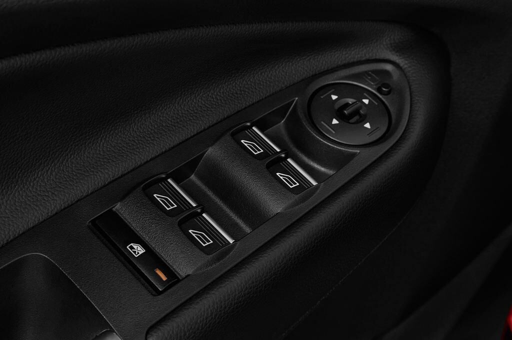 Ford Kuga (Baujahr 2017) Titanium 5 Türen Bedienungselemente Tür