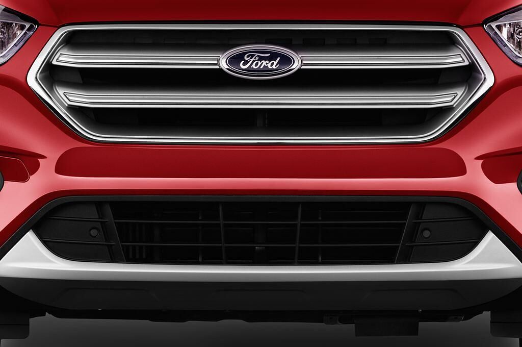 Ford Kuga (Baujahr 2017) Titanium 5 Türen Kühlergrill und Scheinwerfer