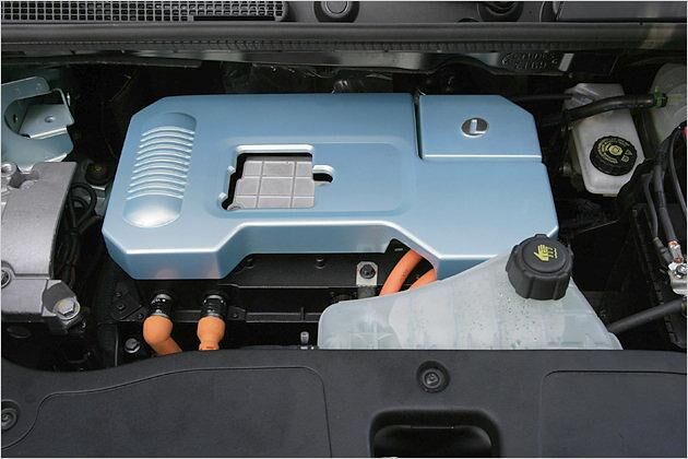Der Elektromotor wird unter der vorderen Haube quer eingebaut - die Abmessungen ähneln denen eines kleinen Ottomotors