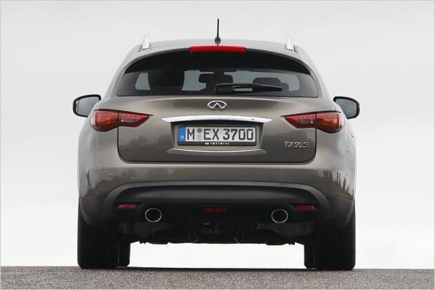 Die beiden Endrohre entlassen die Abgase des 5,0-Liter-V8-Motors