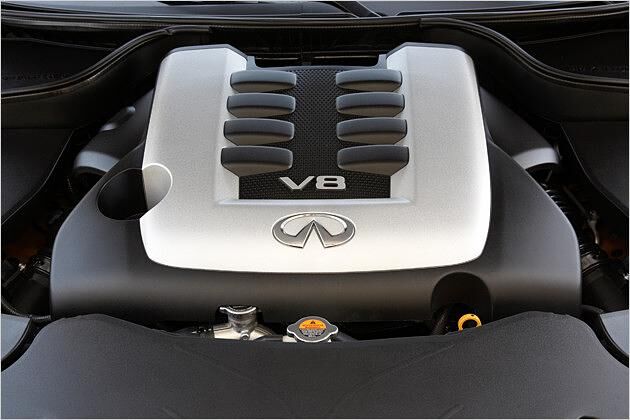 Der 5,0-Liter-V8-Benziner des FX50S leistet 390 PS