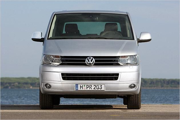 Vorne gibt es neue Scheinwerfer, einen veränderten Grill und eine modifizierte Schürze