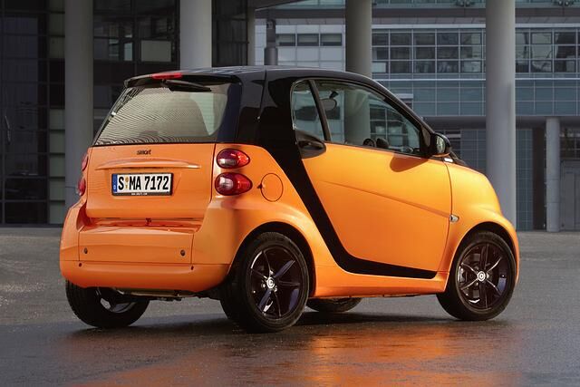 Die Preise beginnen beim Smart Coupé mit dem Dreizylinder-Basismotor (52 kW/71 PS) bei 13.995 Euro