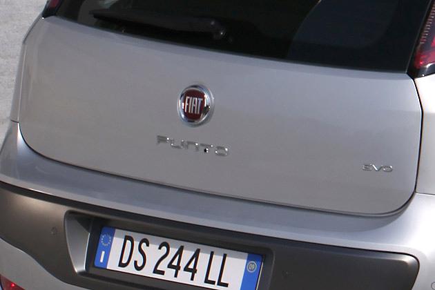Der andersfarbige Punkt im Buchstaben "T" des Punto-Schriftzugs steht nun für die Motorisierung: Rot für die beiden Topmotoren, Grün für die geplanten Gasvarianten und Schwarz für die restlichen Motoren