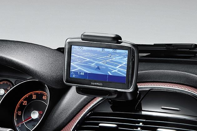 Mit der Spezialhalterung wird das TomTom-Navi stabil auf dem Armaturenbrett befestigt