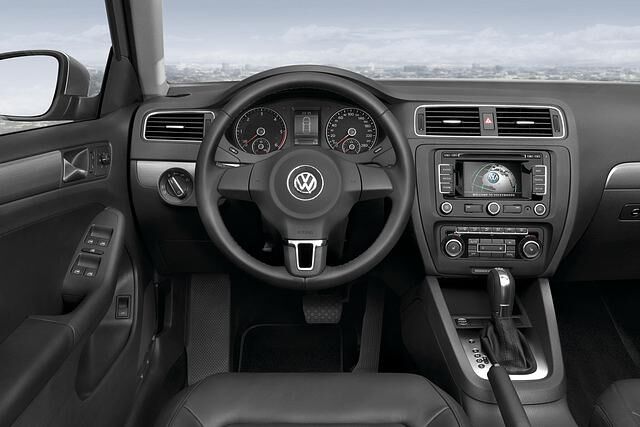 Die Verwandtschaft zum VW Golf wird im Innenraum sehr deutlich