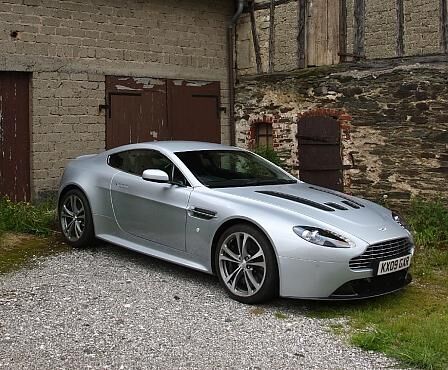Aston Martin Vantage V12 - Streckenposten