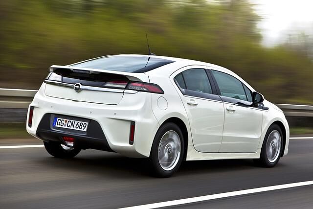 Zum Preis von 42.900 Euro kommt der Zwitter aus E-Auto und Hybridfahrzeug Ende des Jahres in den Handel