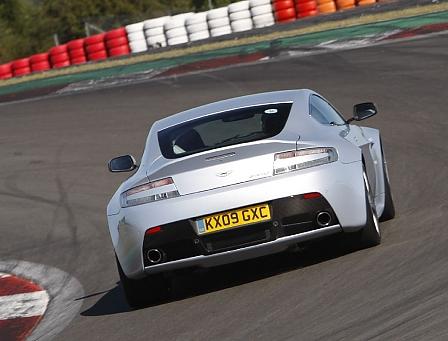 Aston Martin Vantage V12 - Streckenposten
