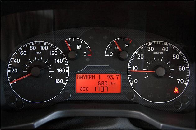 Kaum Illusionen: Der Tacho endet bei 180, tatsächlich schafft der Diesel-Nemo 151 km/h