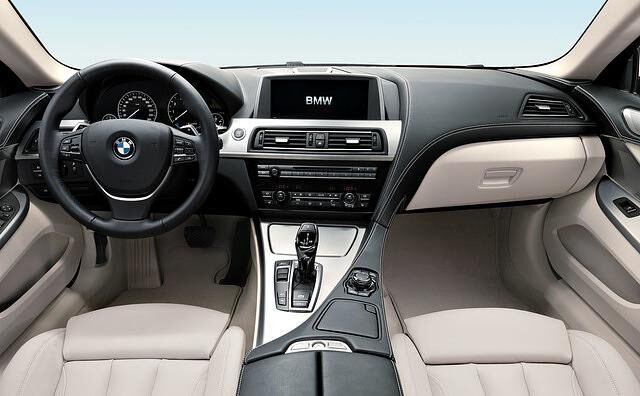 Optisch ist der Innenraum vom Cabrio bekannt. 