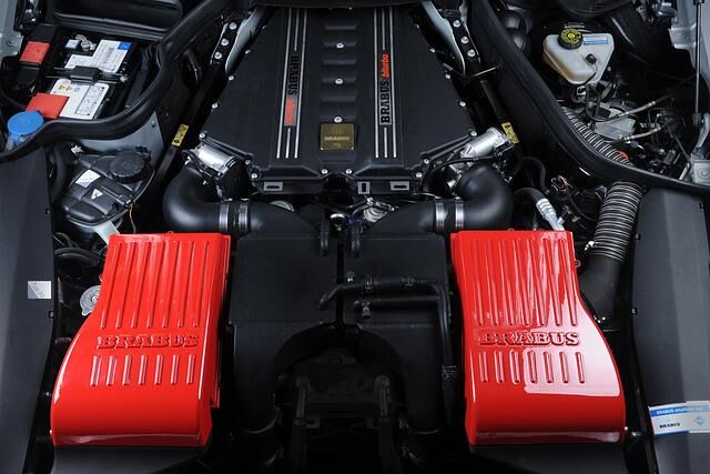515 kW/700 PS leistet das getunte V8-Triebwerk