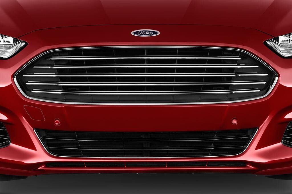 Ford Mondeo (Baujahr 2015) Titanium 5 Türen Kühlergrill und Scheinwerfer