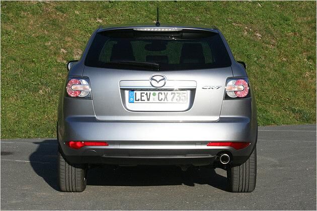 Die Dieselabgase enden in einem Auspuffrohr rechts