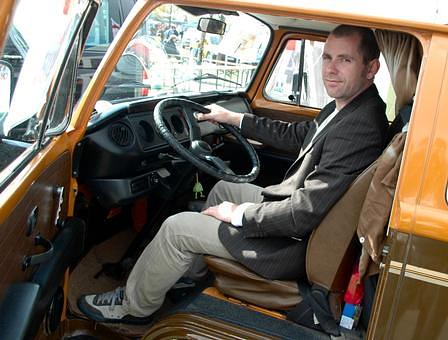 Stefan Brooks in seinem VW Bulli