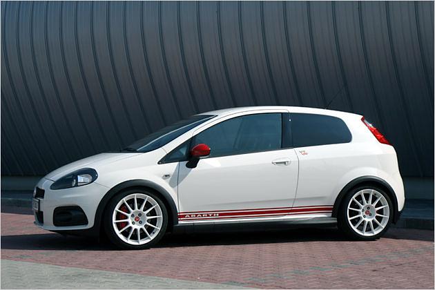 Charakteristisch für die Abarth-Modelle sind die roten Spiegelkappen