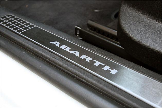Die Einstiegsleisten ziert der Abarth-Schriftzug