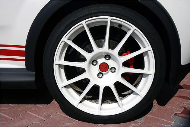 Die weißen 18-Zoll-Leichtmetallfelgen gehören zur Serienausstattung des Grande Punto Abarth esseesse
