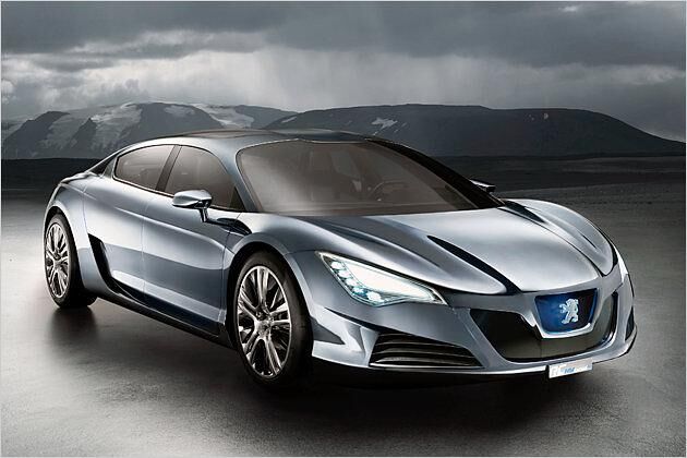 Dass sich Peugeot auch einen Benzinhybrid vorstellen kann, zeigt der RC Hybrid4. Der Sportwagen kombiniert einen 218 PS starken Turbobenziner mit einem 40-kW-Elektromotor