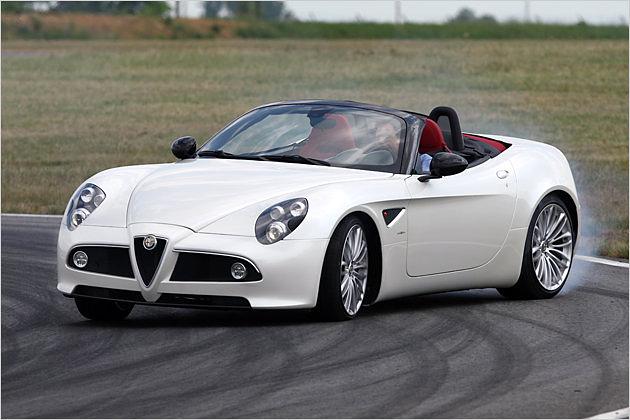 Dank ausgewogener Gewichtsverteilung kann man es mit dem 8C Spider richtig krachen lassen
