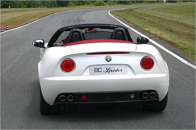 Schlichte Eleganz: Das Heck des Alfa 8C Spider mit LED-Rückleuchten