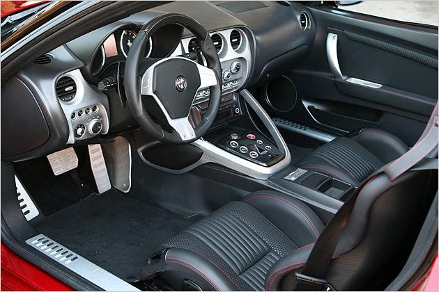 Schöner wohnen im 8C Spider mit Karbon, Leder und Aluminium
