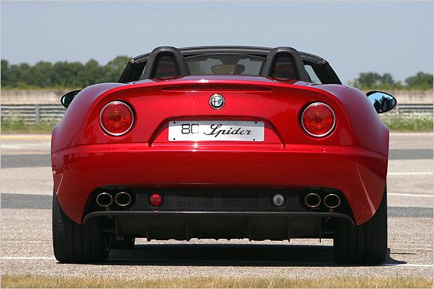 Wenn überhaupt, werden andere Verkehrsteilnehmer diese Sicht auf den 8C Spider haben