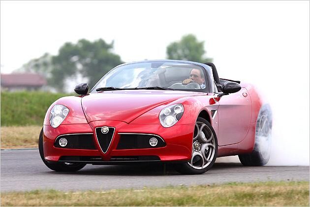In 4,4 Sekunden beschleunigt der Alfa 8C Spider auf Tempo 100