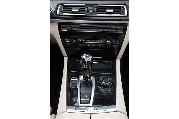 Der Controller des iDrive-Bediensystems befindet sich rechts vom Schalthebel