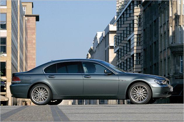 Der direkte Zwölfzylinder-Vorgänger: Der BMW 760Li mit 445 PS und Sechsgang-Automatik