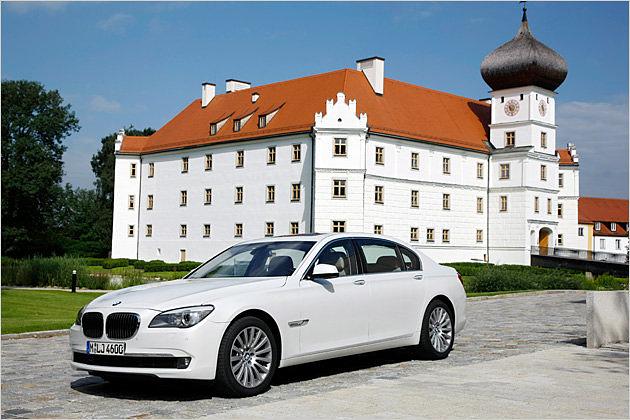 Der BMW 760Li vor standesgemäßer Kulisse